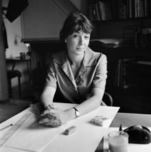 Gunilla Hansson (f. Cederholm), formgivare och tecknare, vid sitt arbetsbord på Bonniers förlag, Sveavägen 56