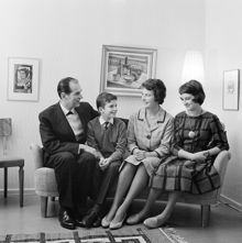 Familjeporträtt i vardagsrumssoffan, taget med självutlösare. Fr.v. Herbert Lindgren, Mats Lindgren, Maud Lindgren och Ingvor Lindgren