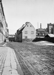 Krukmakargatan österut från Rosenlundsgatan. T.h. Krukmakargatan 11 (nu 21). Skylten på gaveln anger att en snickerifabrik finns i byggnaden