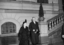 Drottningholms slott. Gustaf VI Adolf och Louise Mountbatten har besökt den avlidne Kung Gustaf V. Kungen avled kl. 8.35 på förmiddagen i en ålder av 92 år