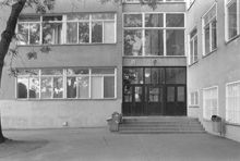 Mossen 4, Bromma gymnasium. Entré mot skolgården