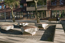 "Akallafontänen", skulpturgrupp av Bertil Jonsson på torget vid korsningen Sibeliusgången/Nystadsgatan i Akalla, samt en man på en parkbänk