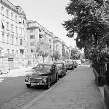 Villagatan norrut från Karlavägen; längst till vänster del av Villagatan 5-7. I fonden skymtar bebyggelsen i kvarteret Tallen upp till Valhallavägen