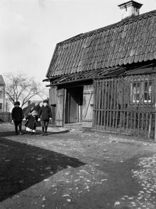 Några barn på gården vid Västra Kvarngränd 6. Nuvarande kv. Kvadraten