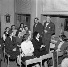 Götgatan 1, Stadsmuseet, Bellmansrum. Kurs för parkeringsvakter. Docent Olof Byström (till höger) berättar om Stockholms historia. Till vänster Sivert Sahlin, chef för parkeringssektionen