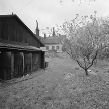 Lundagatan 5, gården med utedass.  Nuvarande Gamla Lundagatan, kv. Haren