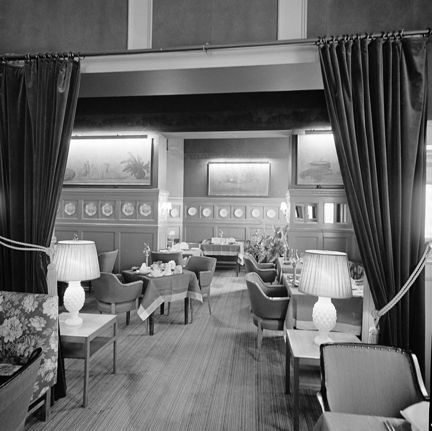Restauranginteriör med konst och draperier.