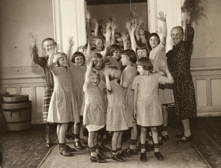 Flickorna vinkar adjö vid flyttningen från Frimurarbarnhuset i Kristineberg, Augusti 1930.