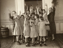 Flickorna vinkar adjö vid flyttningen från Frimurarbarnhuset i Kristineberg, Augusti 1930.