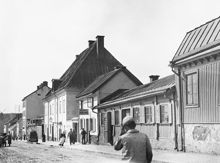 Götgatan 72 söderut. I fonden skymtar Skanskvarn. Nu ligger Ringvägen 102 och Åhléns varuhus på Södermalm här