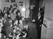Museivägen 7, Tekniska Museet. Philips demonstrerar television. T.h. Intendent Althin