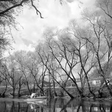 En motorbåt på Karlbergskanalen