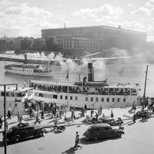 Södra Blasieholmshamnen och Strömkajen med slottet i bakgrunden.