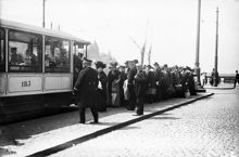 Kö vid spårvagn på Karl Johans torg