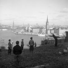En grupp pojkar på Mariaberget. Utsikt mot Riddarholmen från Bastugatan