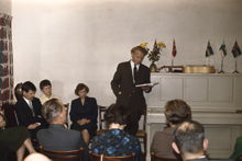 Författaren Per Anders Fogelström läser ur bok inför publik