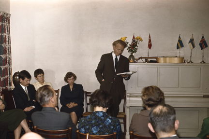 Författaren Per Anders Fogelström läser ur bok inför publik