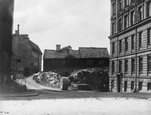 Hörnet av Västmannagatan och Tegnérgatan. T. h. kv. Blosset, t. v. kv. Berget. Trähusen ligger i hörnet av de idag igenlagda Lilla Gråbergsgatan och Återvändsgränden