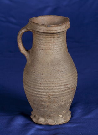 Medeltida cylinderhalskanna av stengods