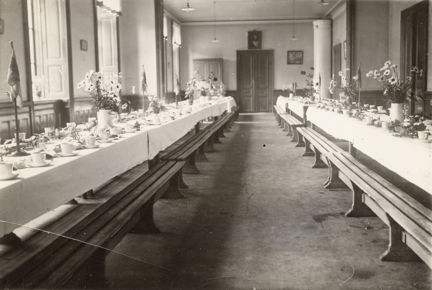 Svartvitt fotografi på matsalen i Frimurarbarnhuset