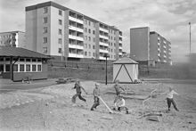 Barn som leker i kvarteret Lillinge i Tensta. I bakgrunden hus i kvarteret Hjälminge.