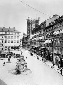 Brunkebergstorg med Telefontornet i bakgrunden. Pumpen i förgrunden stod på Stortorget men flyttades 1857 till B. men 1953 återfördes pumpen till ursprunglig plats