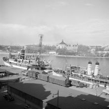 Finlandsbåtarna vid Skeppsbron. Skeppsholmen i fonden