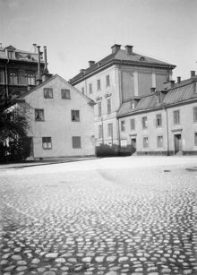 Hovslagargatan på Blasieholmen mot sydväst. T.v. Stadens kokhus (för fartygens matlagning). T.h. Norska Ministerhotellet där norska stadsråd bodde under unionstiden. Här ligger nu SAF-borgen