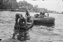 Kolupptagning i Saltsjön, utanför Stadsgården, under första världskriget