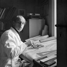 Sigurd Perssons Ateljé för guld och silversmide, 1955. Sigurd Persson inför utställningen Söder i konsten