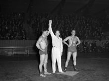 Ringvägen 68-70, Eriksdalshallen. SM i brottning. En domare höjer handen på segraren