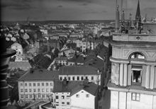 Vy från södra Kungstornet mot norra Kungstornet. Takåsar och Johannes kyrka i bakgrunden.