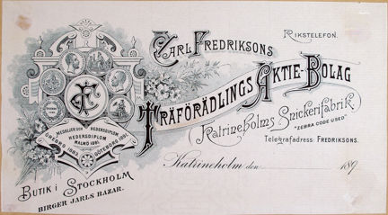 Svartvitt faktura huvud med medaljonger, blommor och text.