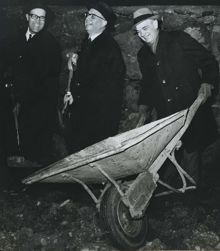 Första spadtaget på Johanneshovs konstfrusna bandystadion 18 december 1964