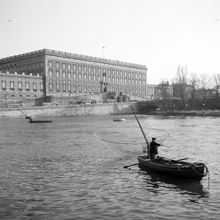 Håvfiske på Norrström. Slottet och Strömparterren i bakgrunden