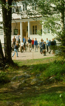 Barnens ö: Barn framför Storgården