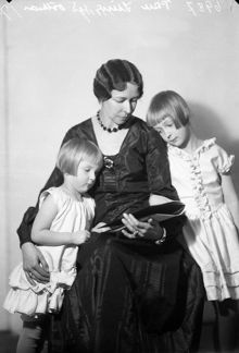 Porträtt av fru Ising med sina döttrar