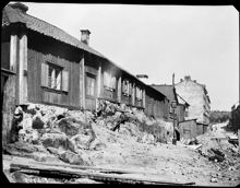 Döbelnsgatan 69-73. Kv. Sandberget.  Husen revs 1903. I fonden skymtar Vanadislunden