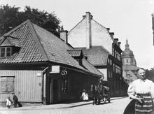Södermannagatan norrut från Kocksgatan med Katarina kyrka i fonden. T.v. finns en speceriaffär vid Södermannagatan 10