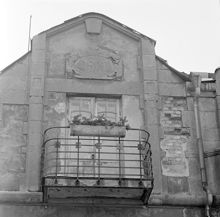 Hörnet av Skeppargatan 32 och Storgatan 14. Detaljer av fasaden vid översta våningen. Årtalet 1907 ovanför balkongen