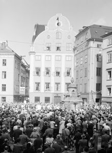 Festligheter vid pumpens flyttning från Brunkebergstorg till Stortorget