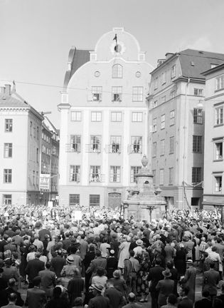 En stor folksamling vid Brunkebergspumpen.