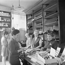 Tyska Brinken 22. AB George Lindström Sybehör och Knappaffär. Kunder i butiken