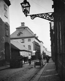 I folklivet på Repslagargatan ses en häst med vagn, en pojke med dragkärra samt en man på cykel. Repslagargatan 16 och 14 norrut från Repslagargatan 15. Under kvarteret går idag Söderleden
