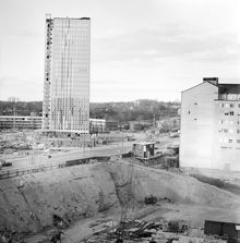 Wenner-Gren Center under byggnad. Grävarbeten i kv. Getingens östra del. I fonden Bellevue