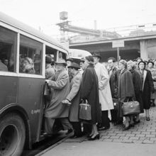 Trängsel på busshållplats