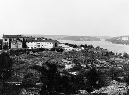 Centralfängelset på Långholmen. I bakgrunden Essingeöarna