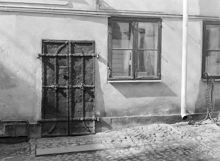 Mäster Samuelsgatan 47. Lantbruksakademiens gård med en järnskodd dörr