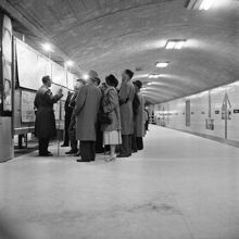 Centralens (T-Centralen) tunnelbanestation. Allmänheten på visning i tunnelbanan