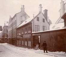 G W Linderoths Urfabrik. Exteriör av porten till fabriken.